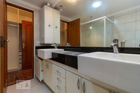 Casa de condomínio para alugar com 380m², 4 quartos e 4 vagas Casa de condomínio para alugar com 380m², 4 quartos e 4 vagasBanheiro Suíte Master