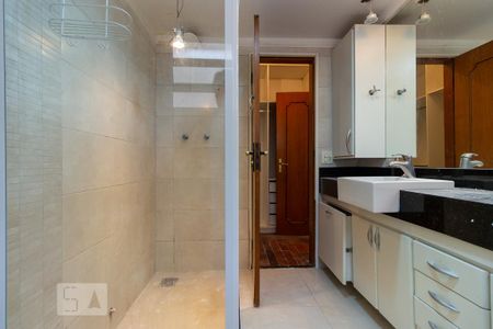 Casa de condomínio para alugar com 380m², 4 quartos e 4 vagas Casa de condomínio para alugar com 380m², 4 quartos e 4 vagasBanheiro Suíte Master