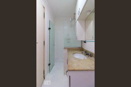 Casa de condomínio para alugar com 380m², 4 quartos e 4 vagas Casa de condomínio para alugar com 380m², 4 quartos e 4 vagasBanheiro da Suíte 2