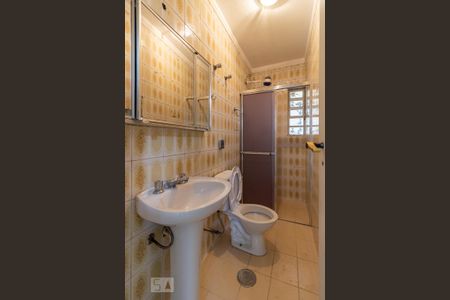 Casa de condomínio para alugar com 380m², 4 quartos e 4 vagas Casa de condomínio para alugar com 380m², 4 quartos e 4 vagasBanheiro de Serviço