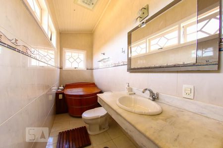 Casa de condomínio à venda com 247m², 4 quartos e 5 vagasBanheiro 2