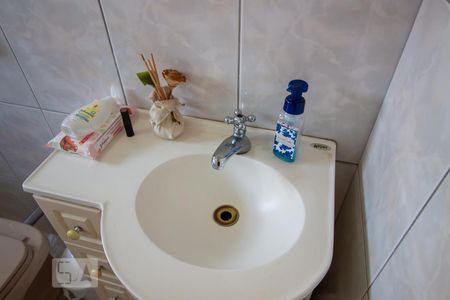 Banheiro do térreo de casa à venda com 3 quartos, 330m² em Vila Curuca, Santo André