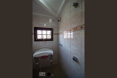 Banheiro do térreo de casa à venda com 3 quartos, 330m² em Vila Curuca, Santo André