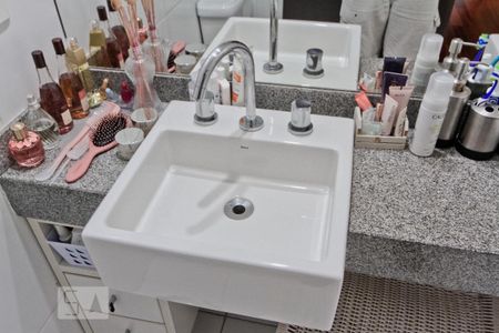 Apartamento à venda com 180m², 3 quartos e 4 vagas Apartamento à venda com 180m², 3 quartos e 4 vagasBanheiro da Suíte 2