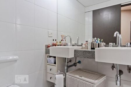 Apartamento à venda com 180m², 3 quartos e 4 vagas Apartamento à venda com 180m², 3 quartos e 4 vagasBanheiro da Suíte 2