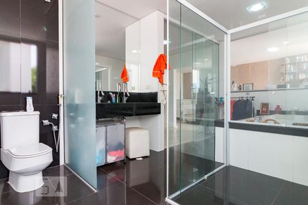 Casa à venda com 500m², 5 quartos e 8 vagasBanheiro quarto 4 suíte
