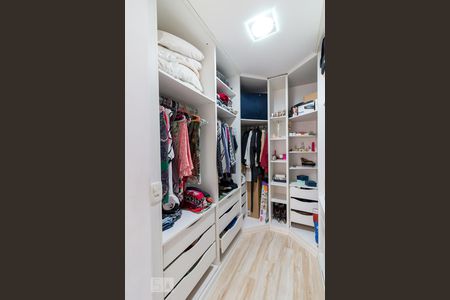 Casa à venda com 500m², 5 quartos e 8 vagasCloset quarto 4 suíte