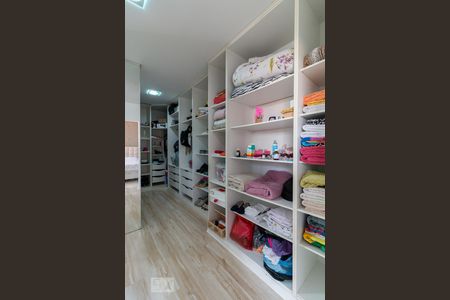 Casa à venda com 500m², 5 quartos e 8 vagasCloset quarto 4 suíte