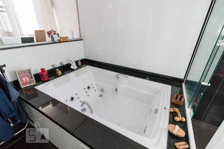 Casa à venda com 500m², 5 quartos e 8 vagasBanheiro quarto 4 suíte - banheira