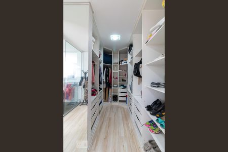 Casa à venda com 500m², 5 quartos e 8 vagasCloset quarto 4 suíte