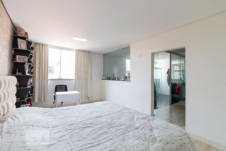 Casa à venda com 500m², 5 quartos e 8 vagasQuarto 4 suíte