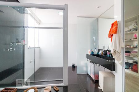 Casa à venda com 500m², 5 quartos e 8 vagasBanheiro quarto 4 suíte