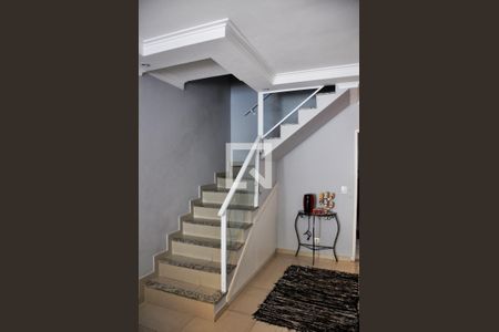 Detalhe - Escada - Quartos de casa para alugar com 2 quartos, 2000m² em Vila Mangalot, São Paulo