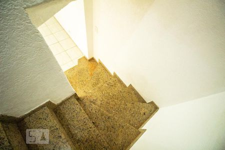 Escada de casa à venda com 2 quartos, 110m² em Vila Firmiano Pinto, São Paulo