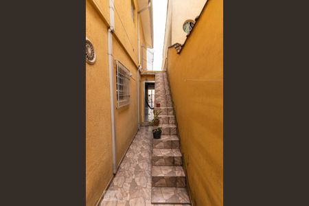 Casa à venda com 120m², 3 quartos e 2 vagas Casa à venda com 120m², 3 quartos e 2 vagasEscada de acesso terraço