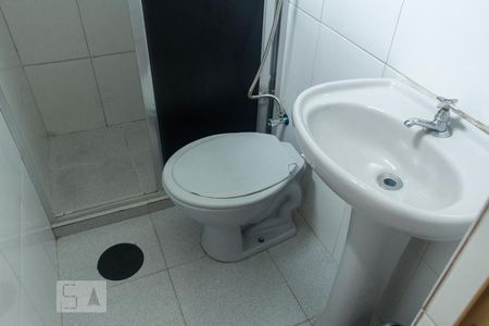 Banheiro de kitnet/studio para alugar com 1 quarto, 15m² em Vila Isabel, Rio de Janeiro