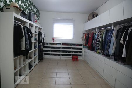 Casa à venda com 240m², 2 quartos e 5 vagasCloset