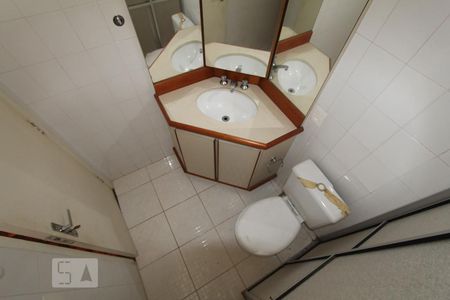 Banheiro de apartamento para alugar com 1 quarto, 64m² em Centro, Curitiba