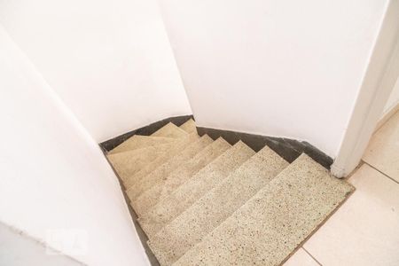 Casa para alugar com 100m², 2 quartos e 1 vaga Casa para alugar com 100m², 2 quartos e 1 vagaEscada