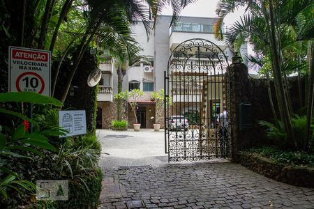 Apartamento à venda com 221m², 3 quartos e 2 vagasFachada e portaria