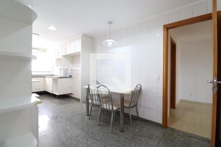 Apartamento à venda com 174m², 4 quartos e 3 vagasCozinha