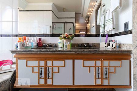 Casa à venda com 500m², 4 quartos e 6 vagas Casa à venda com 500m², 4 quartos e 6 vagasBanheiro da Suíte 1