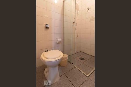 Casa à venda com 500m², 4 quartos e 6 vagas Casa à venda com 500m², 4 quartos e 6 vagasBanheiro de Serviço