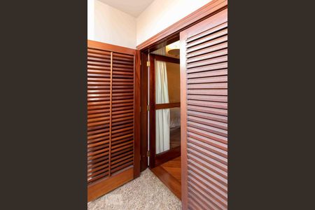 Casa à venda com 500m², 4 quartos e 6 vagas Casa à venda com 500m², 4 quartos e 6 vagasSacada da Suíte 1