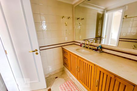 Apartamento à venda com 202m², 3 quartos e 3 vagasBanheiro Quarto 02 suite