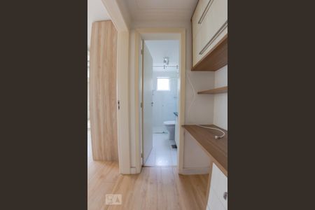 Corredor de apartamento para alugar com 1 quarto, 55m² em Passo da Areia, Porto Alegre