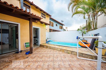 Casa de condomínio à venda com 200m², 3 quartos e 2 vagas Casa de condomínio à venda com 200m², 3 quartos e 2 vagasFundos com Piscina