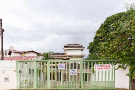 Casa à venda com 380m², 4 quartos e 5 vagas Casa à venda com 380m², 4 quartos e 5 vagasFachada