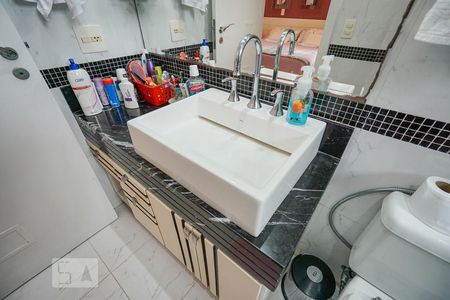Apartamento à venda com 142m², 3 quartos e 3 vagas Apartamento à venda com 142m², 3 quartos e 3 vagasDetalhe banheiro suíte 01
