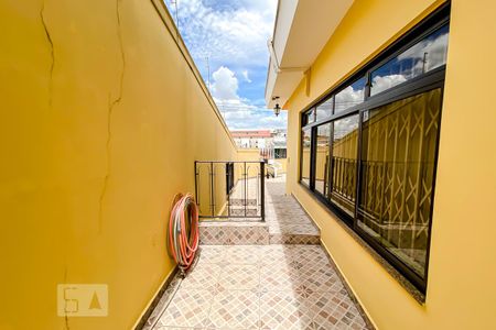 Casa para alugar com 247m², 4 quartos e 3 vagasCorredor lateral casa