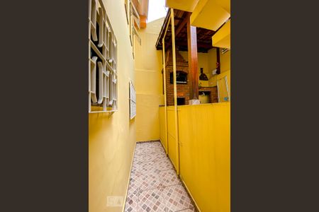 Casa para alugar com 247m², 4 quartos e 3 vagasCorredor ao lado da churrasqueira