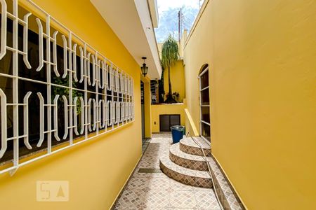 Casa para alugar com 247m², 4 quartos e 3 vagasCorredor lateral casa