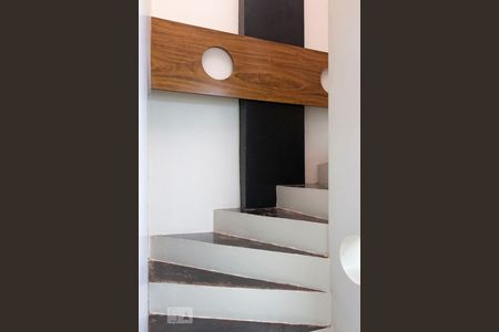 Casa à venda com 280m², 3 quartos e 1 vagaEscada para o terceiro andar