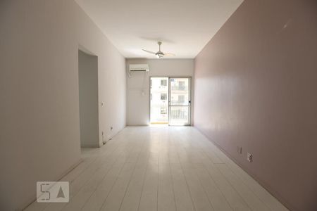 Apartamento para alugar com 75m², 2 quartos e 1 vagaSala