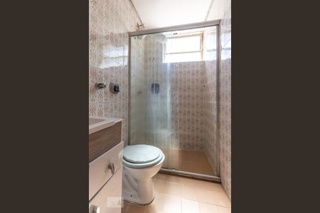 Banheiro de apartamento para alugar com 1 quarto, 47m² em Santa Cecília, Porto Alegre