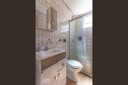 Banheiro de apartamento para alugar com 1 quarto, 47m² em Santa Cecília, Porto Alegre