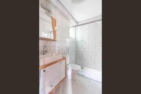 Banheiro de apartamento à venda com 1 quarto, 59m² em São João, Porto Alegre