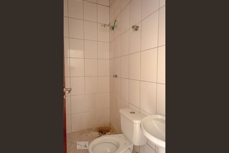 Banheiro de kitnet/studio para alugar com 1 quarto, 25m² em Vila Paulo Silas, São Paulo