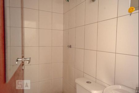 Banheiro de kitnet/studio para alugar com 1 quarto, 25m² em Vila Paulo Silas, São Paulo