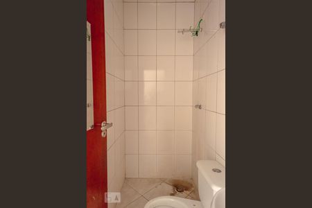 Banheiro de kitnet/studio para alugar com 1 quarto, 25m² em Vila Paulo Silas, São Paulo