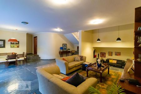 Casa à venda com 590m², 4 quartos e 4 vagas Casa à venda com 590m², 4 quartos e 4 vagasSalas