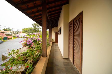 Casa à venda com 590m², 4 quartos e 4 vagas Casa à venda com 590m², 4 quartos e 4 vagasSacada da Suíte 01 e Suíte 02