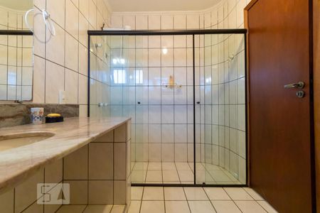 Casa à venda com 590m², 4 quartos e 4 vagas Casa à venda com 590m², 4 quartos e 4 vagasBanheiro da Suíte 01