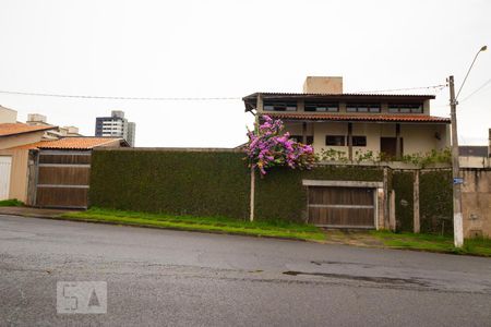 Casa à venda com 590m², 4 quartos e 4 vagas Casa à venda com 590m², 4 quartos e 4 vagasFachada