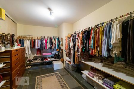 Casa à venda com 590m², 4 quartos e 4 vagas Casa à venda com 590m², 4 quartos e 4 vagasCloset da Suíte Master