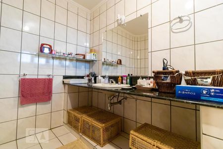 Casa à venda com 590m², 4 quartos e 4 vagas Casa à venda com 590m², 4 quartos e 4 vagasBanheiro da Suíte Master